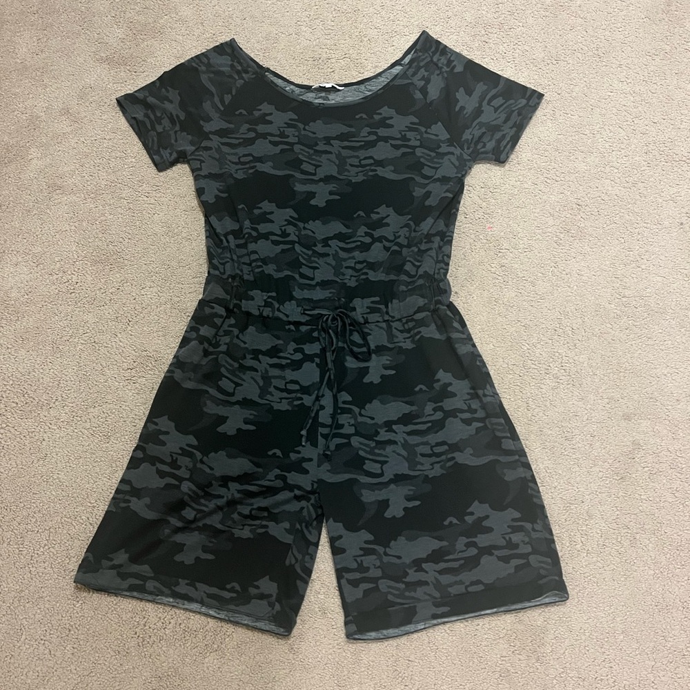 Amaryllis black camouflage romper size Medium